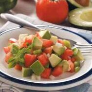 Tomat-, avocado- og ostesalat