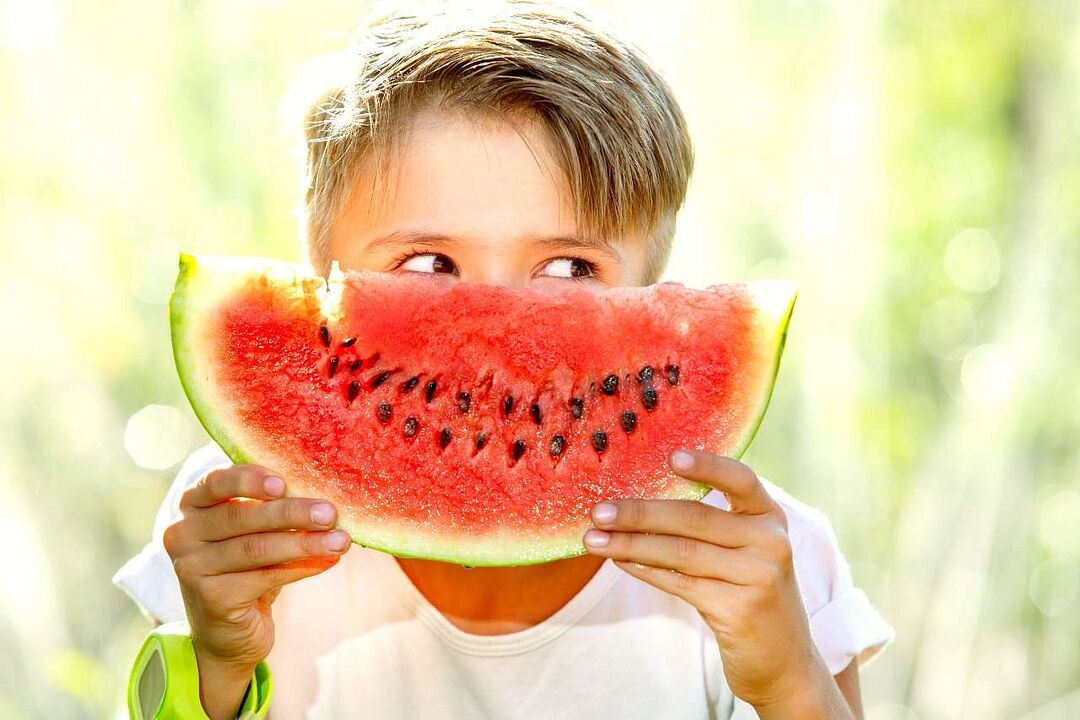 barn spiser vandmelon